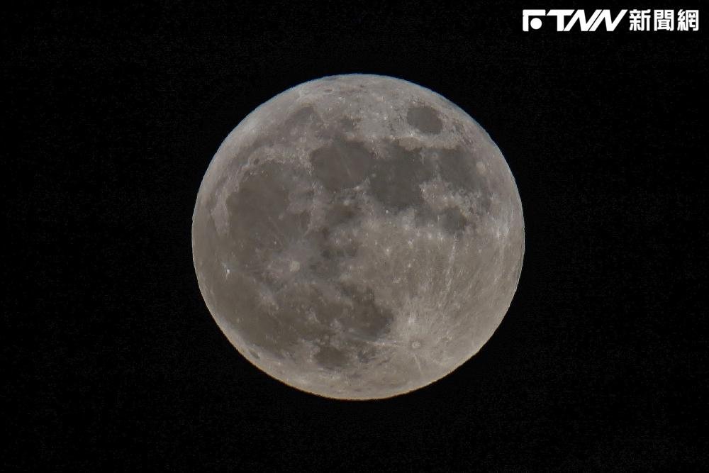 直擊／中秋夜滿月「10年來最圓」　台北天文館：錯過再等14年