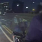 新北男停紅燈遇攔查竟「心虛逃跑」　警見狀急抓車尾慘遭甩飛
