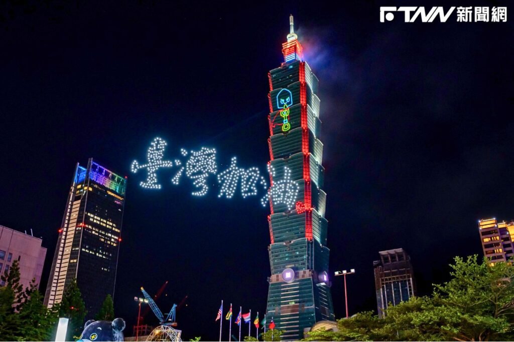 「鏟子超人」飛上台北101！無人機+煙火秀萬人讚爆　賈永婕激動落淚：願意不斷挑戰自己
