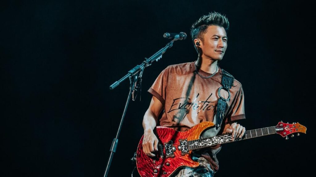 謝霆鋒演唱會出意外！遭雷射光直射　頭髮燒焦冒白煙
