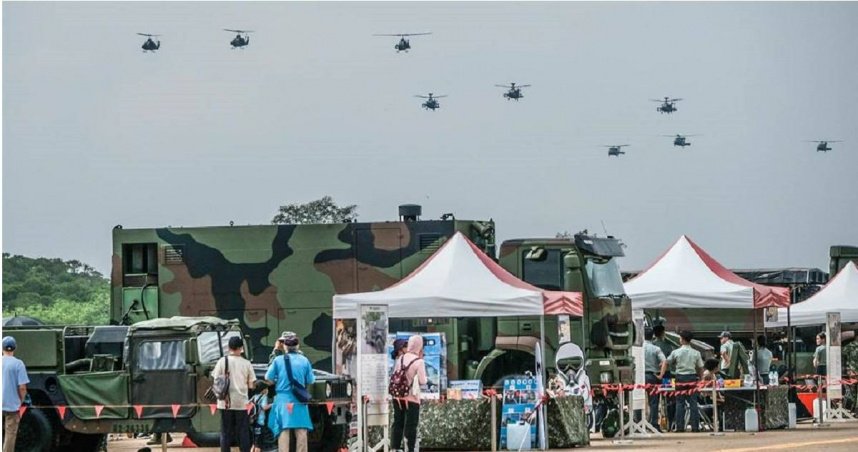 湖口營區湧11萬人參觀　軍、警忙翻爆衝突…民眾阿姨「看不下去」介入了