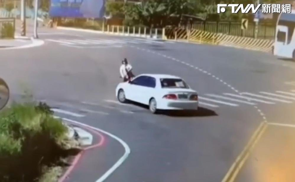 桃園23歲女車禍亡！爸爸「1年前」才遭賓士撞死　母忍痛獨身料理後事
