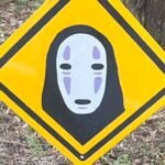 网友晒路边奇葩标识《千与千寻》无脸怪 意义不简单