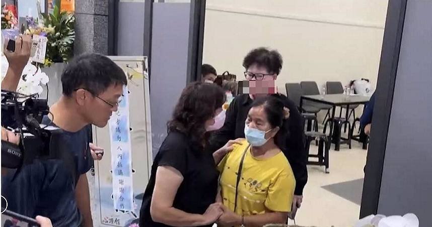 許美雪現身勇消追思會　賴母緊握她手：希望兒是最後犧牲消防員