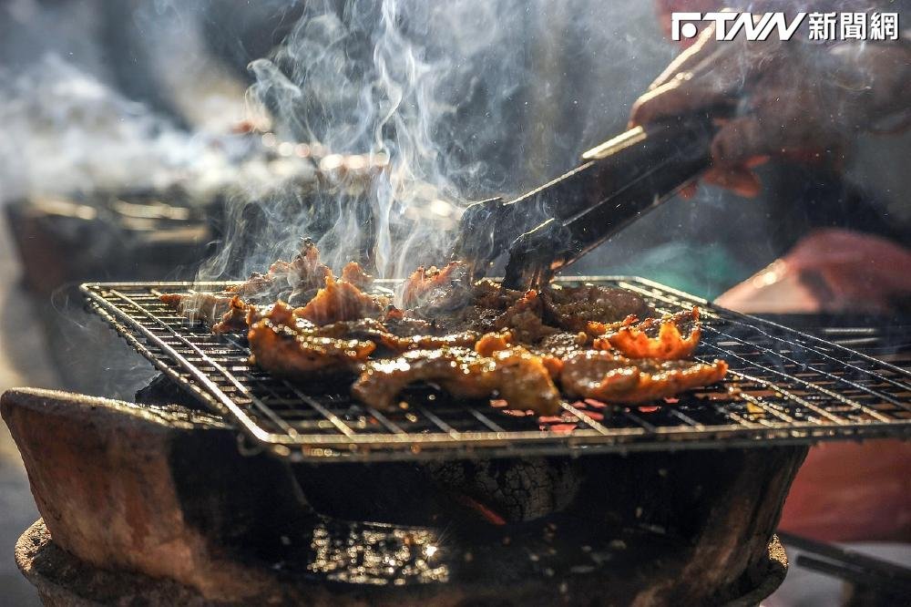 烤肉竟差點瞎了！「木炭燒灼碎片」噴進眼睛　醫：角膜瞬間被烤熟