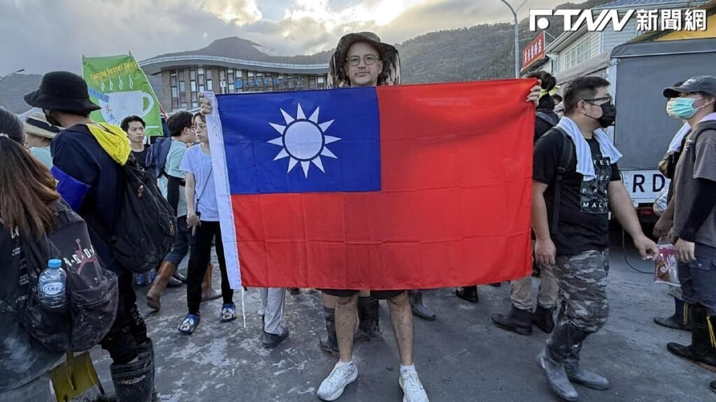 花蓮救災不忘慶雙十！吳鳳舉國旗喊「台灣我愛你」：是個值得珍惜、照顧的好地方
