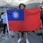 花蓮救災不忘慶雙十！吳鳳舉國旗喊「台灣我愛你」：是個值得珍惜、照顧的好地方