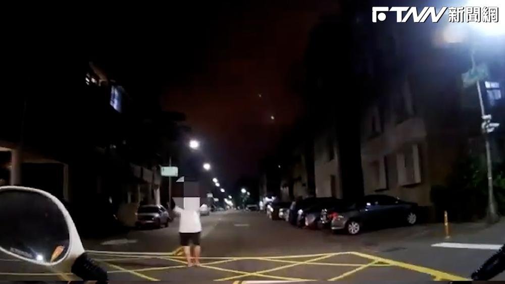 影／走在馬路中央員警好意關心　竟發現是通緝犯