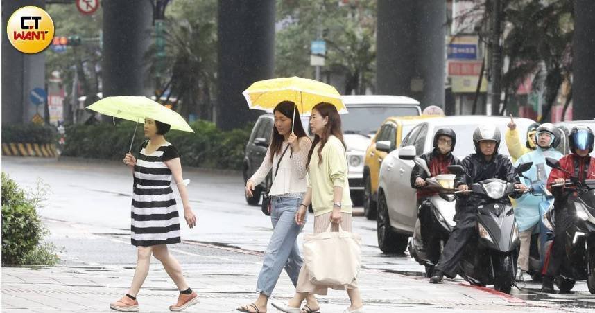 今明兩天水氣增 連假各地有雨