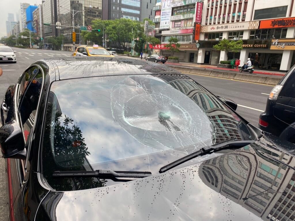 情敵巧遇分外眼紅！　男一拳擊破女友前任「瑪莎拉蒂擋風玻璃」
