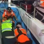 影/漁民跌落漁船頭部重創 海巡消防聯手搶救撿回一命