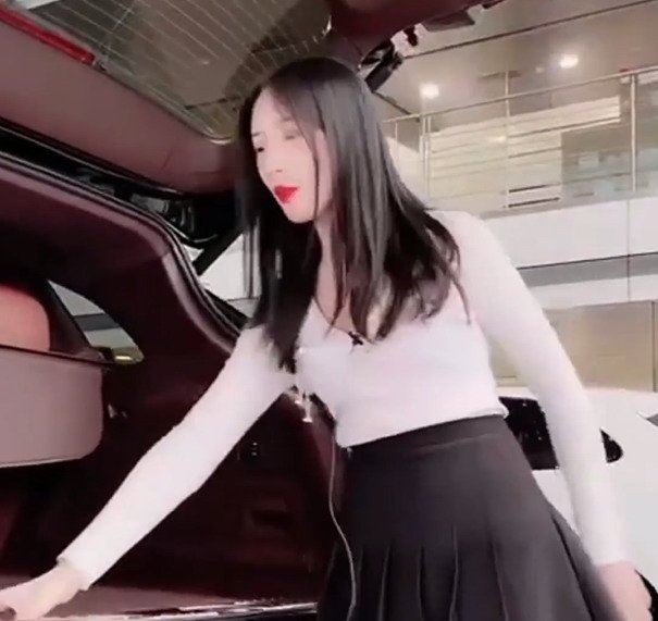 女主播故意擦边球?网曝保时捷4S店现不雅直播