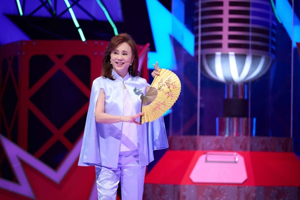 孫翠鳳上節目當評審誤舉燈牌　呆萌模樣全場笑翻