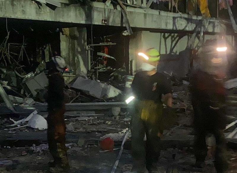 【屏東工廠爆炸】發現疑消防員骨骸！夜間視線不良「搜救暫停」　今上午繼續搜尋工作