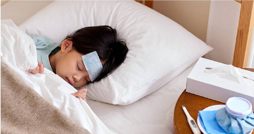 3歲童高燒不退「吃抗生素沒效」！醫一驗驚呆：同時感染細菌、病毒