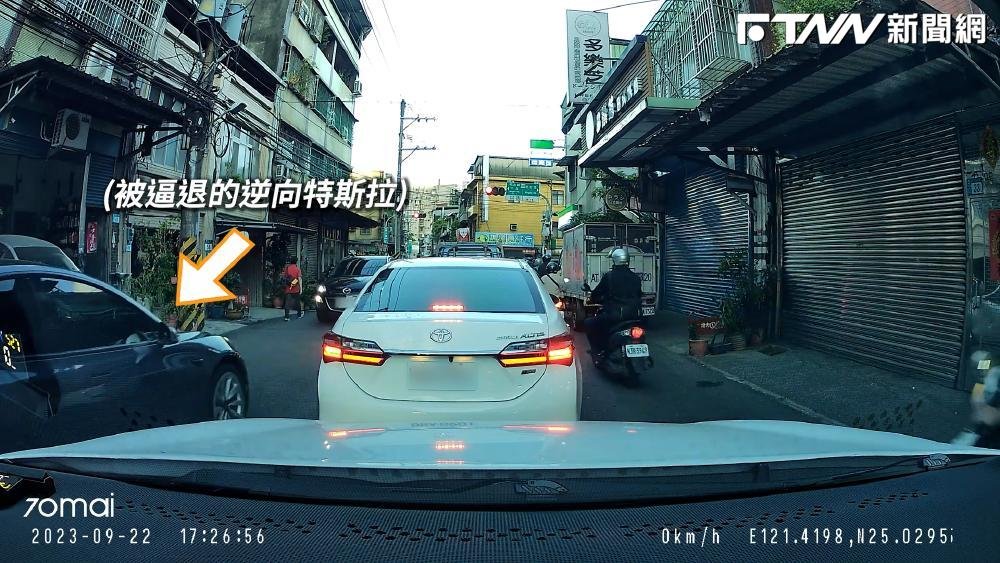 影/特斯拉不想排隊等紅燈 逆向超車秒被對向車逼退